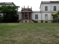 Sommertrockene Rasenflächen an der Villa Monrepos