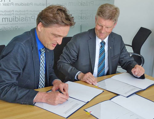 Prof. Dr. Andreas Bertram, Präsident Hochschule OS, unterzeichnet den Vertrag zur Einrichtung der Stiftungsprofessur „Nachhaltiges Rasenmanagement“ gemeinsam mit Dr. Harald Nonn, Vorsitzender Deutsche Rasengesellschaft e.V.