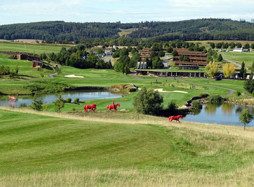 Blick auf das Clubhaus der Golfanlage Kaskada in Tschechien