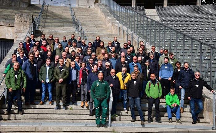 Gruppenfoto der DRG-Seminarteilnehmer im Olympiastadion Berlin.